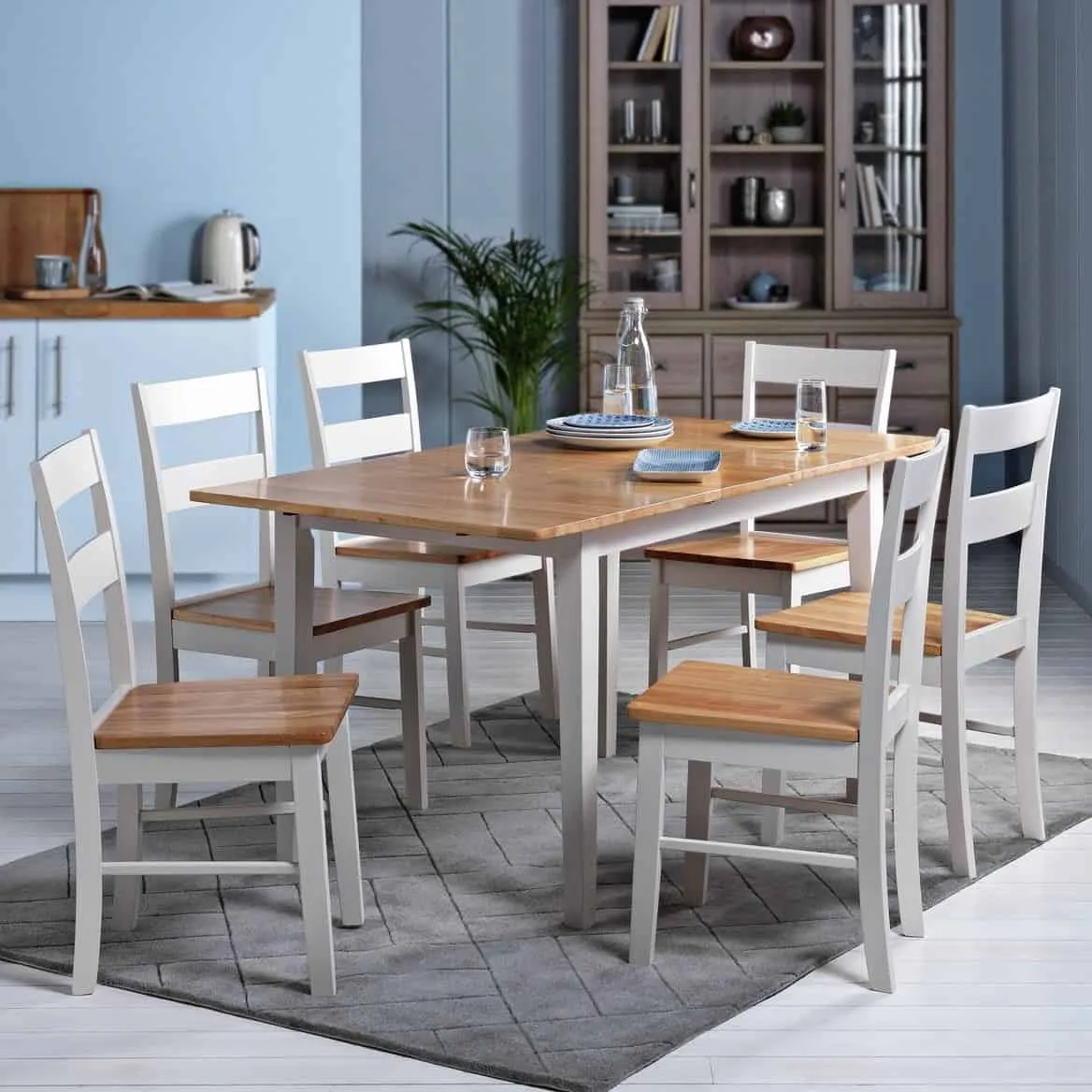 Extending dining table and 6 chairs