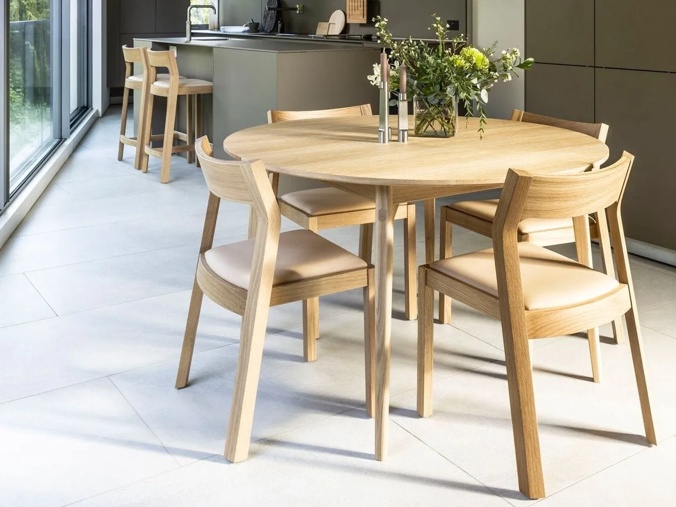Round oak dining table and 4 chairs