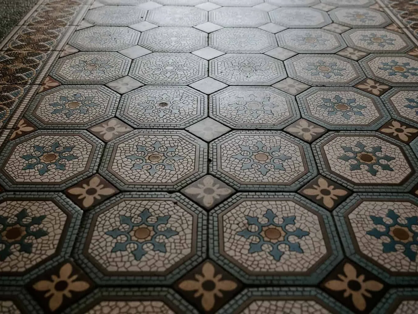 Georgian-style tiled floor