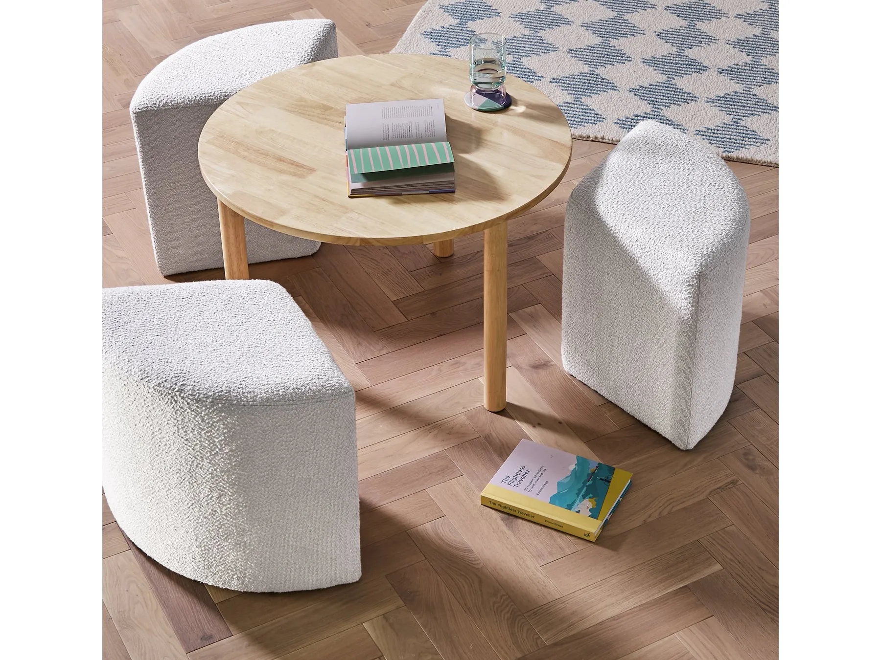 Round natural wood coffee table with 3 triangular, grey fabric stools