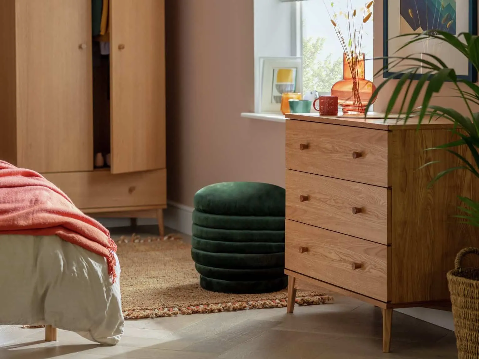 Retro-style 3-drawer oak chest