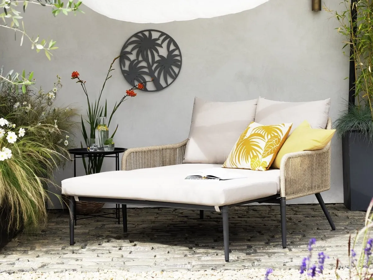 Rattan day bed
