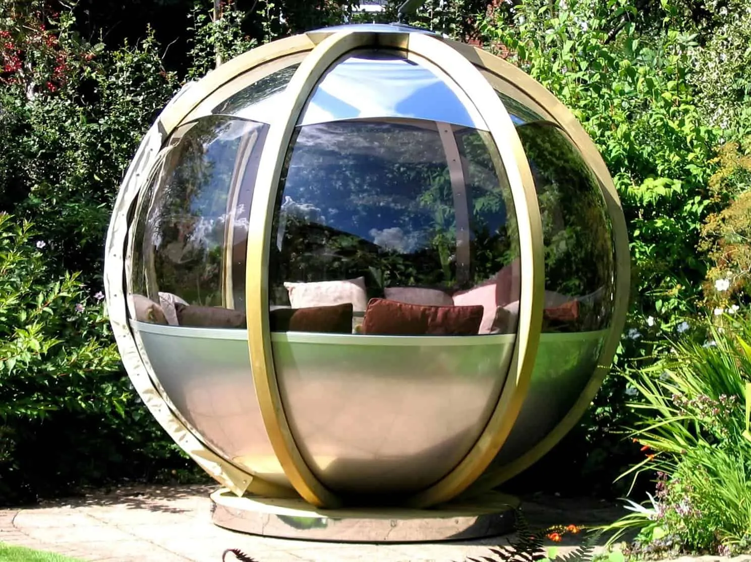 Rotating garden pod