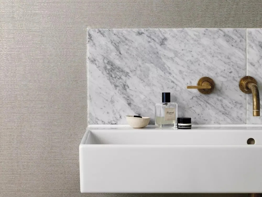 Linear pattern, finely textured wallpaper