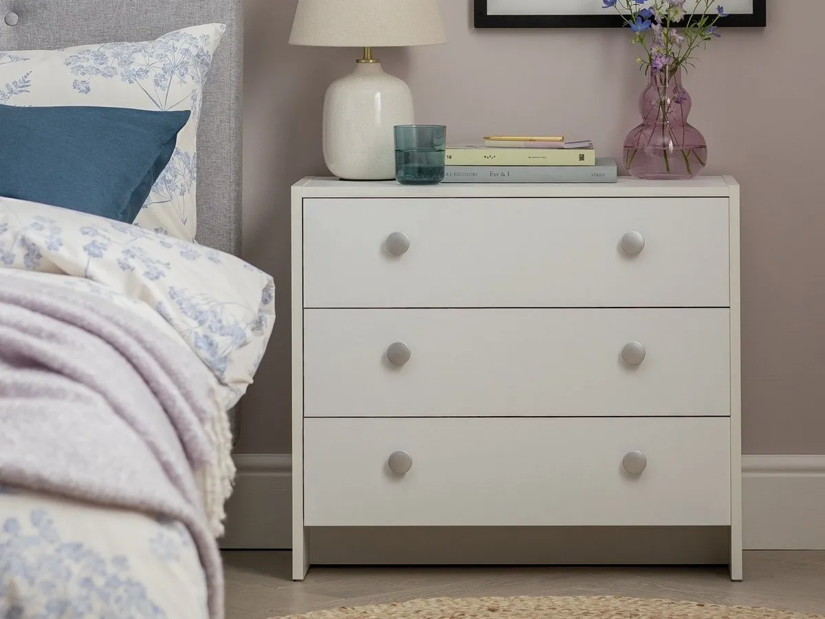 White 3-drawer chest with round silver coloured handles