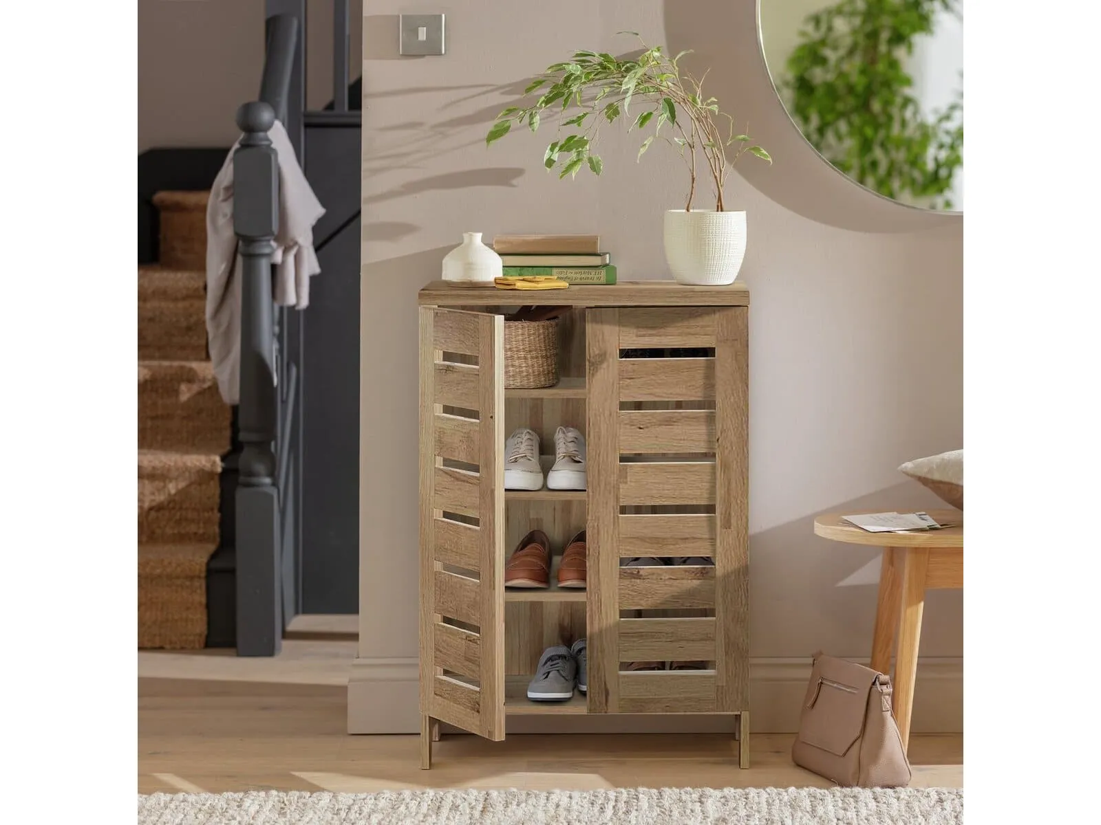 Oak 2-door shoe cabinet
