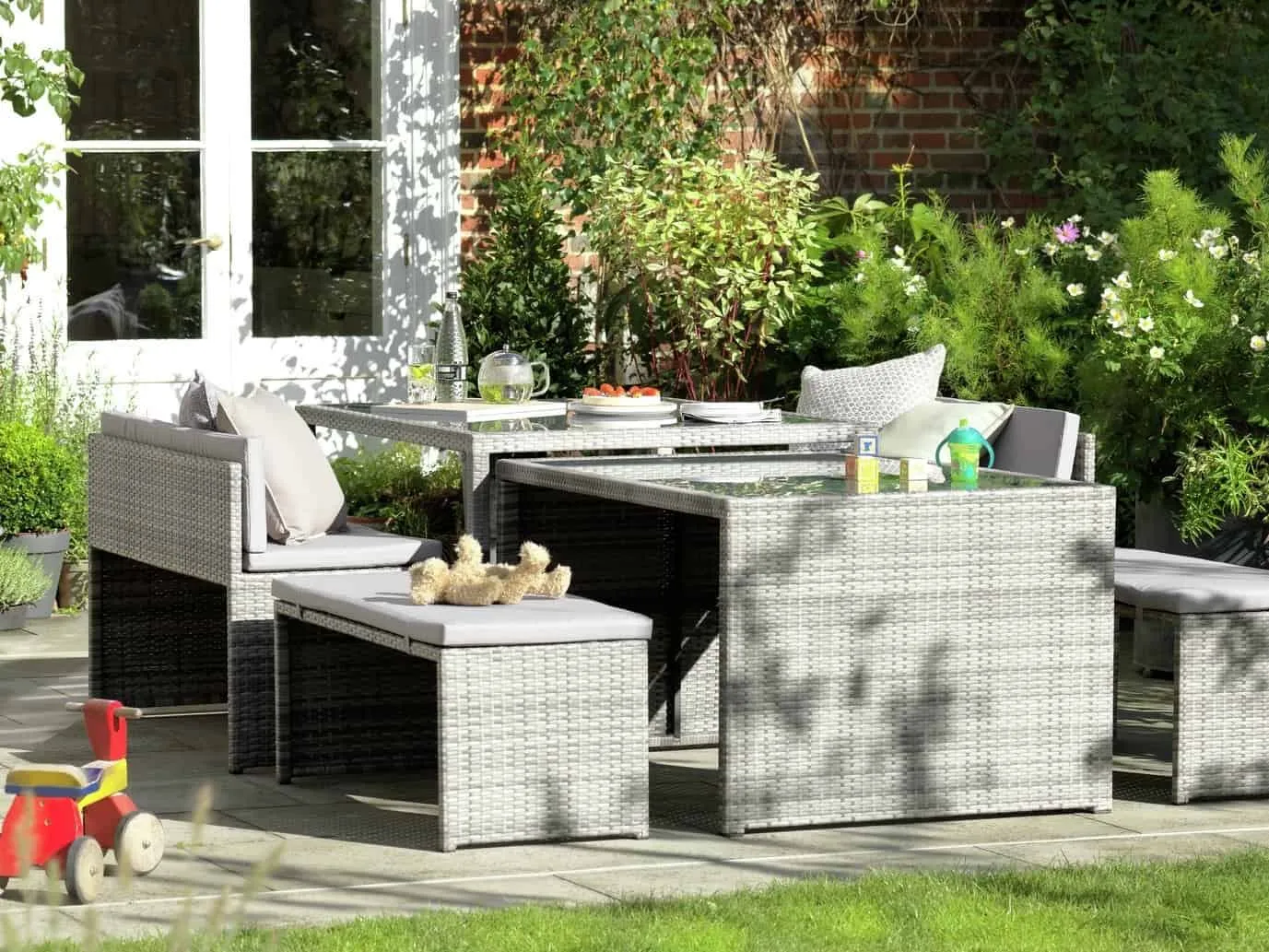Compact hiedaway rattan garden furniture set