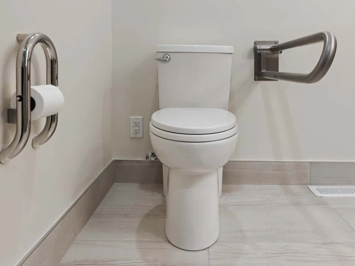 Accessible toilet with hand rails