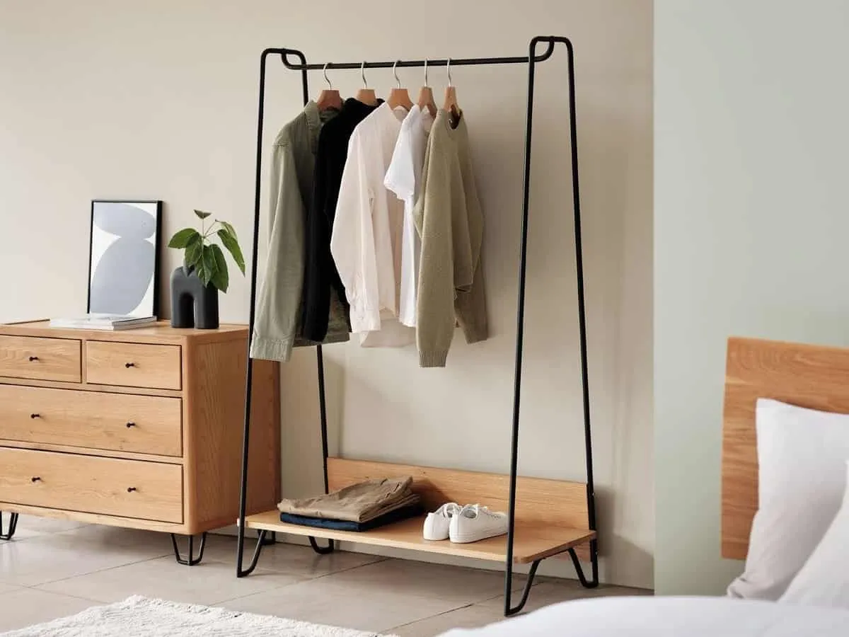 Hanging rails with shelf