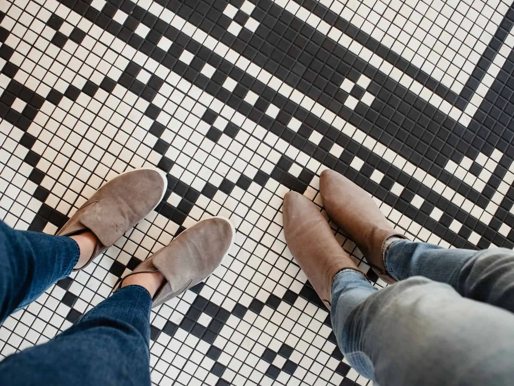 black and white mossaic floor tiles